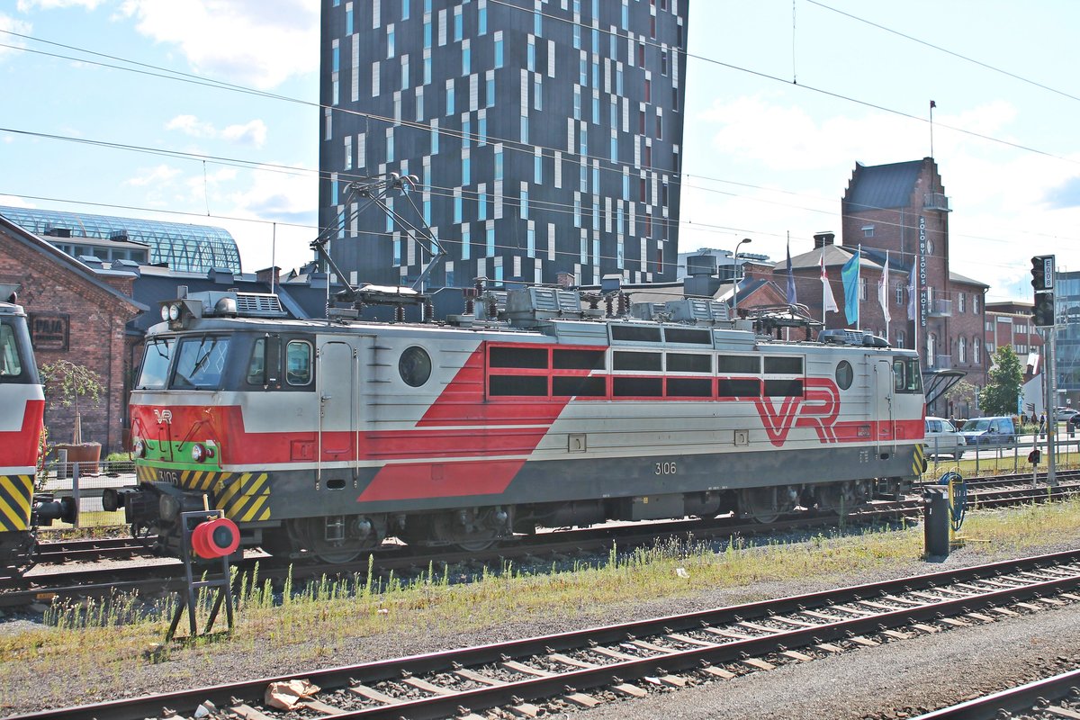 Portrait von Sr1 3106, als diese am Vormittag des 12.07.2019 zusammen mit Sr1 3005 und Sr1 3104 abgestellt neben den Bahnsteigen im Bahnhof von Tampere stand und wartete dort auf ihren nächsten Einsatz.