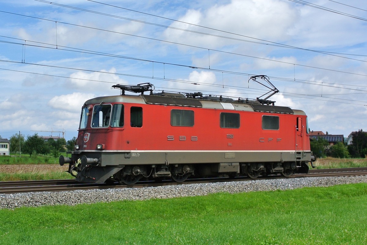 Portrait der unklimatisierten SBB Cargo Re 4/4 II 11190 als Lokzug bei Lyssach, 08.08.2014.
