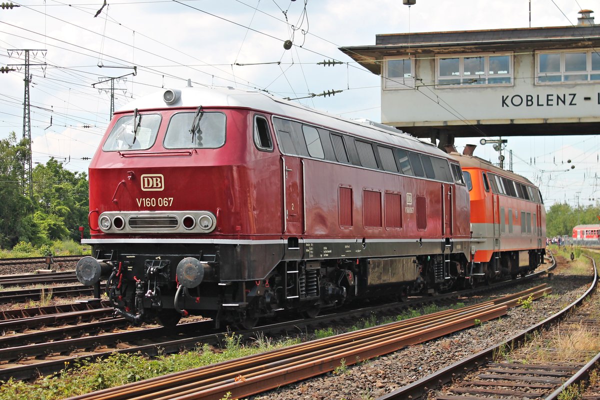Portrait von V160 067, als diese am Nachmittag des 22.06.2019 an der Fahrzeugparade des Sommerfestes vom DB Museum in Koblenz Lützel teilnahm und wurde von der 218 137-8 vors Publikum geschoben.