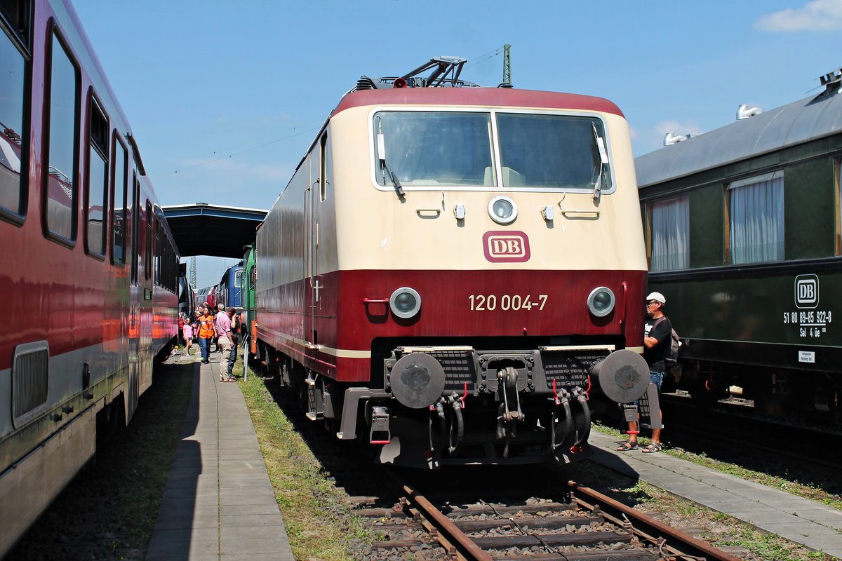Portrait von der Vorserien 120 004-7, als diese am 22.06.2019 auf dem Gelände des DB Museums in Koblenz Lützel während des Sommerfestes stand und sich dem Publikum präsentierte..