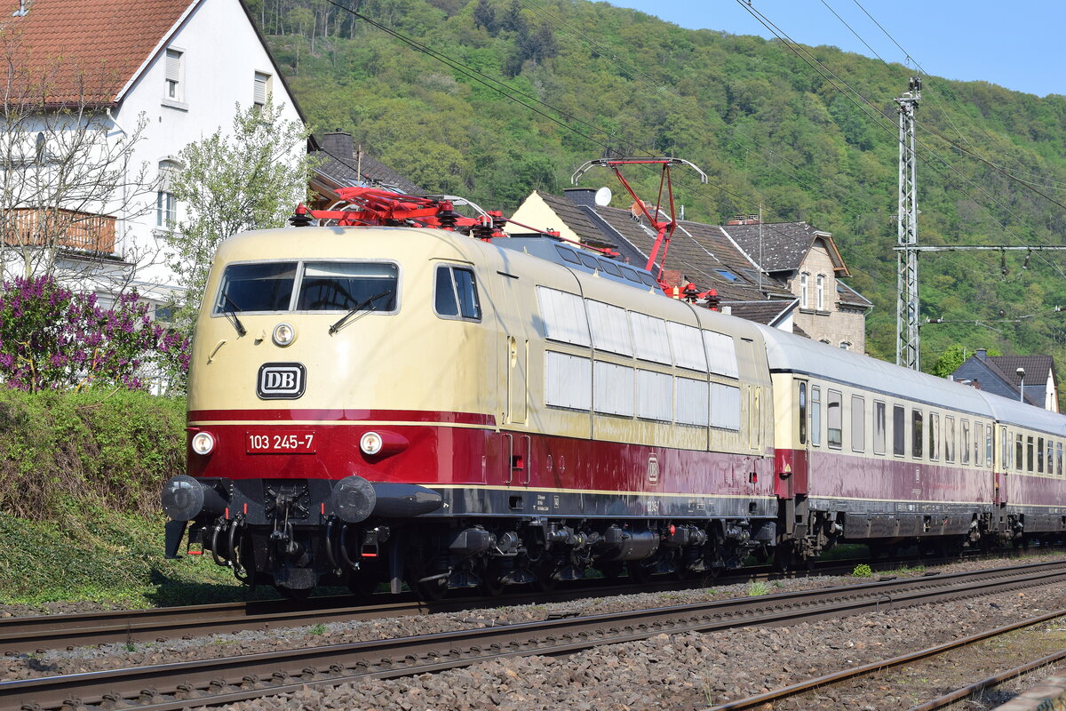 Portraitaufnahme der 103 245. Am gestrigen Samstag wirkte sie wie aus dem Ei gepellt und glänzte wie seit langem nicht mehr. Hier erreicht sie mit ihrem Rheingoldzug Brohl.

Brohl 23.04.2022