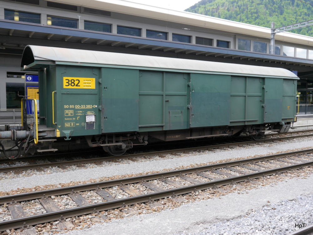Post - Postwagen Z 50 85 00-33 382-0 im Bahnhof Chur am 10.05.2014