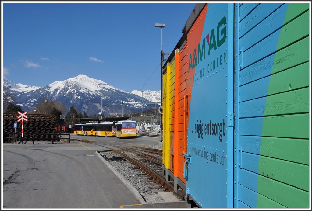 Postautos nach Untervaz Dorf, Trimmis/Chur und Landquart warten auf den nächsten Zug. Das wiederholt sich in Untervaz-Trimmis jede halbe Stunde. 2376m hoch ist der Vilan im Hintergrund.(07.04.2015)
