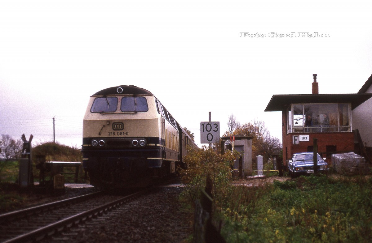 Posten 103 in der Gemeinde Lotte - Halen an der Strecke Osnabrück - Bramsche. 
Die eingleisige Strecke befuhr am 27.11.1987 um 9.42 Uhr die 216081 mit dem 
E 3273 nach Oldenburg.