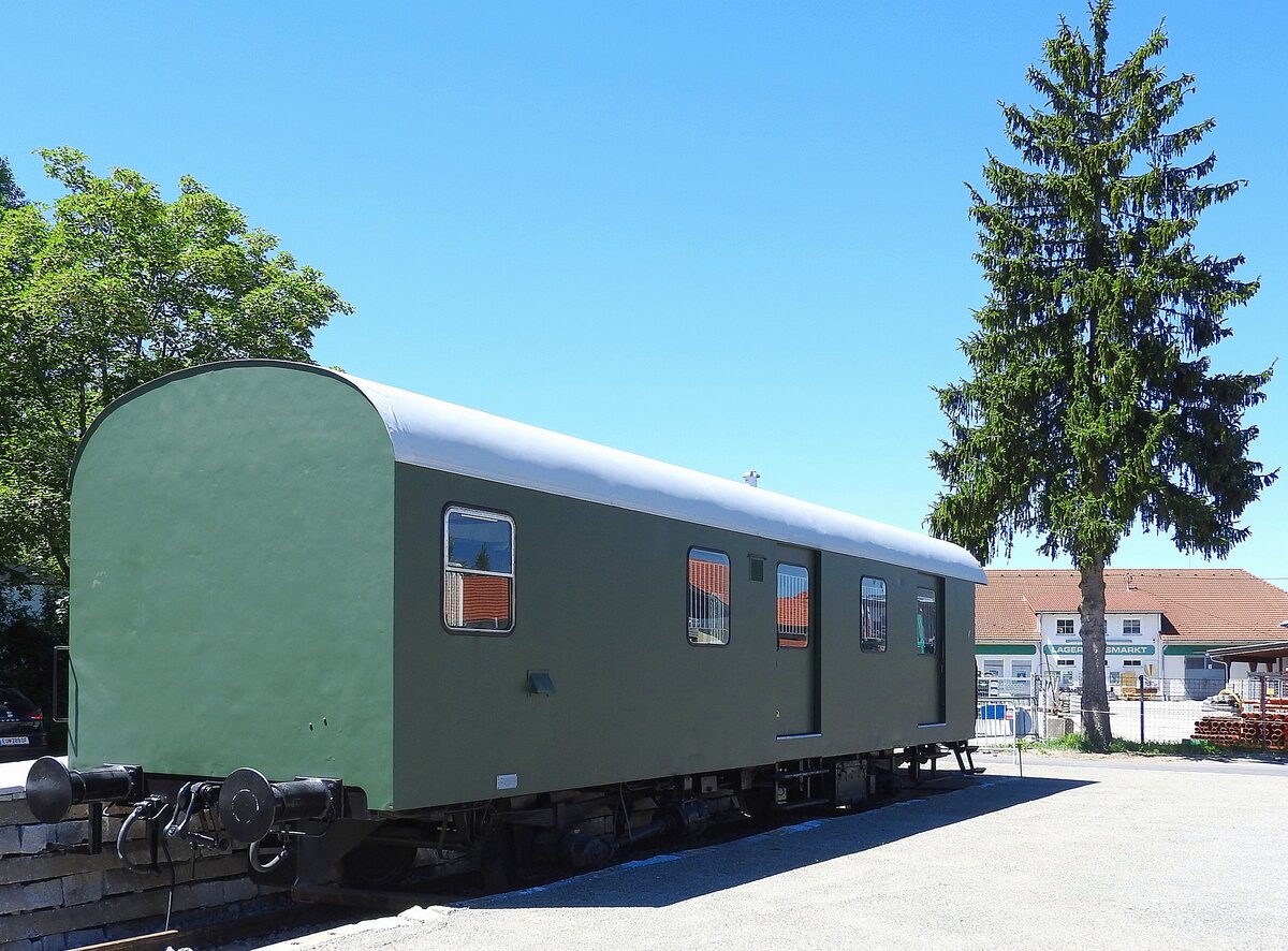 Postwagen mit der SGP-Nr.64.662 wurde als Museum am ehemaligen Bahnhofsgelände von Haag-Hausruck platziert; 220702