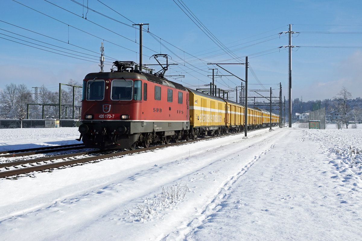 POSTZÜGE
Auf der Jurasüdfuss Linie verkehren die meisten Postzüge mit dem Loktyp Bo'Bo.
Den (zu) vielen Verschrottungen zum Trotz können noch viele verschiedene Nummern beobachtet werden.
Re 420 173-7 mit Postwagenzug bei Deitingen am 29. Januar 2019.
Foto: Walter Ruetsch 
