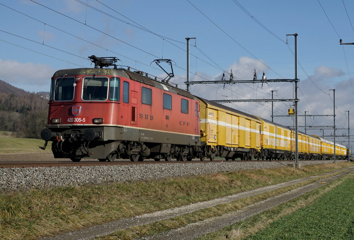 POSTZÜGE
Auf der Jurasüdfuss Linie verkehren die meisten Postzüge mit dem Loktyp Bo'Bo.
Den (zu) vielen Verschrottungen zum Trotz können noch viele verschiedene Nummern beobachtet werden.
Re 420 305-5 mit Postwagenzug bei Oensingen am 15. Januar 2019.
Foto: Walter Ruetsch 
