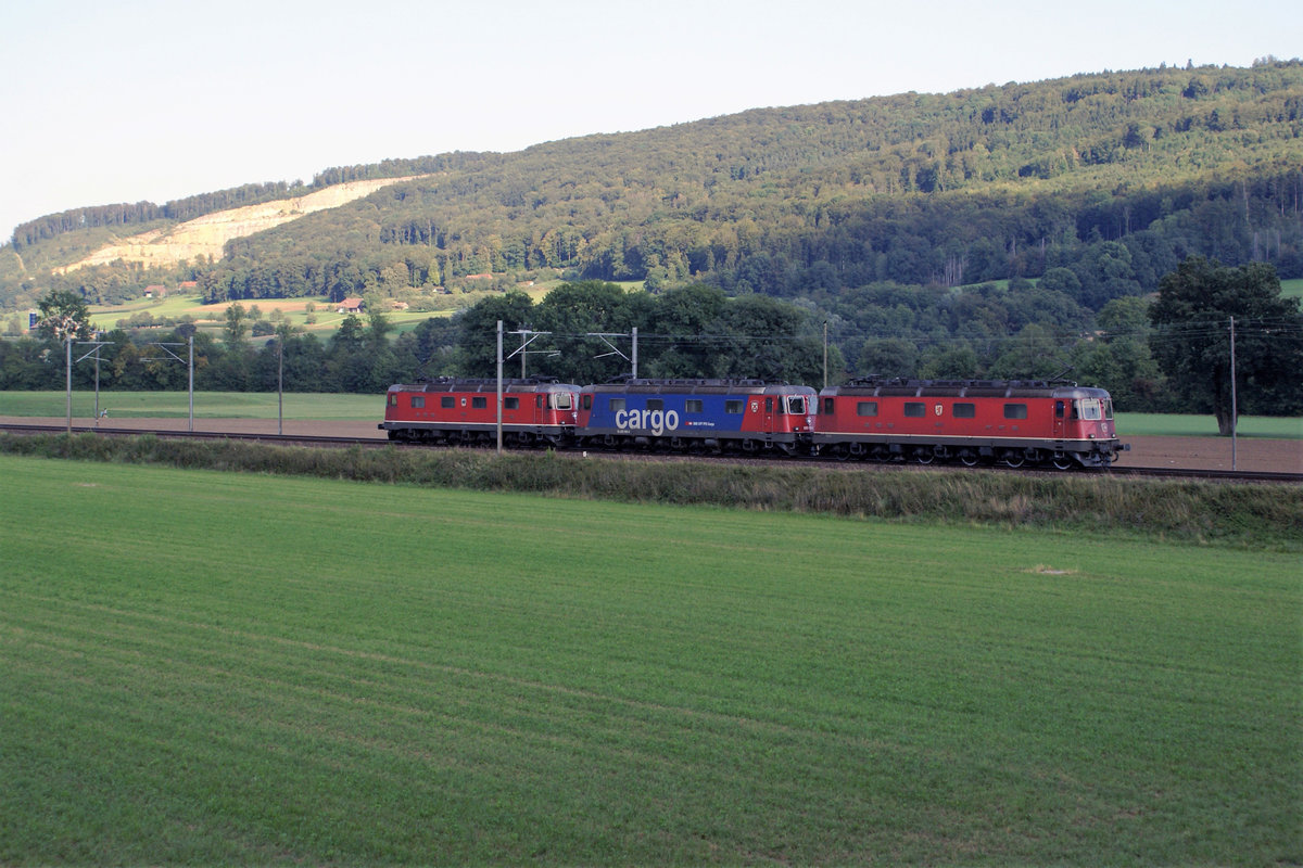 POSTZUG 90804 MIT DREI Re 620.
Der bei Hägendorf fotografierte Postzug Cadenazzo - Härkingen war am 24 August 2009 mit folgenden Re 6/6 Lokomotiven bespannt:
Re 6/6 11673  CHAM 
Re 6/6 11686  HOCHDORF 
Re 6/6 11649  AARBERG 
Jeweils kurze Zeit nach der Ankunft beim Paketzentrum Härkingen, fuhr der imposante Lokzug zurück nach Olten.
Foto: Walter Ruetsch 
