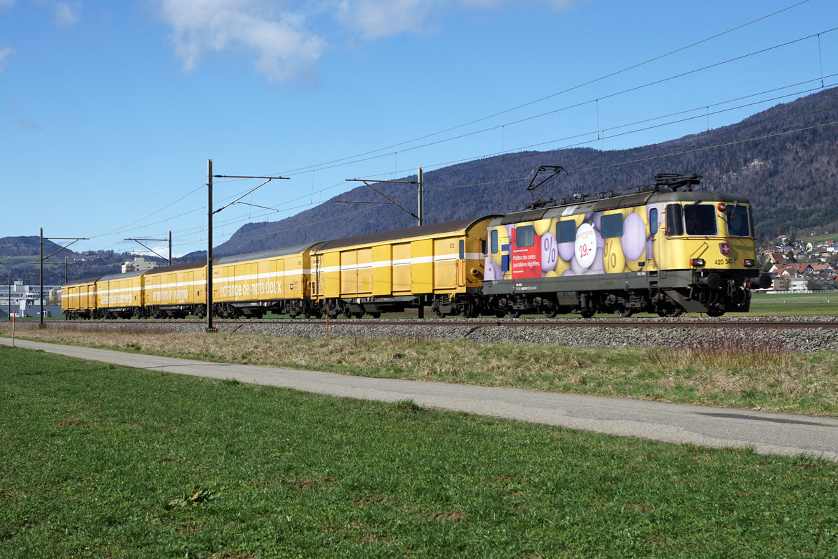 Postzug mit der farblich passenden Re 420 347-7 bei Selzach am 12. März 2021.
Foto: Walter Ruetsch