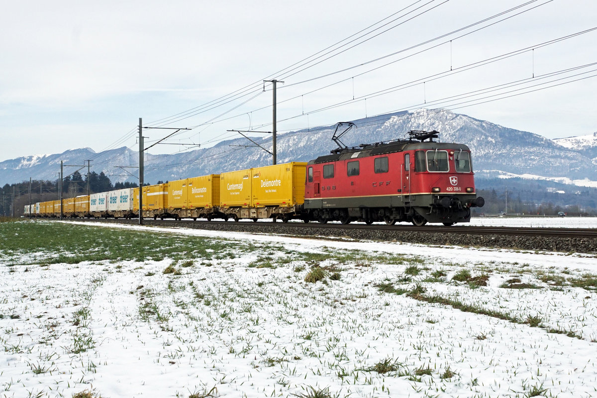 Postzug mit der Re 420 336-0 bei Deitingen am 20. Januar 2021.
Foto: Walter Ruetsch