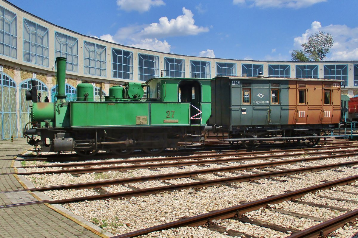 Postzuglein mit Lok 27 steht am 12 Mai 2018 ins Budapester Eisenbahnmuseumspark.