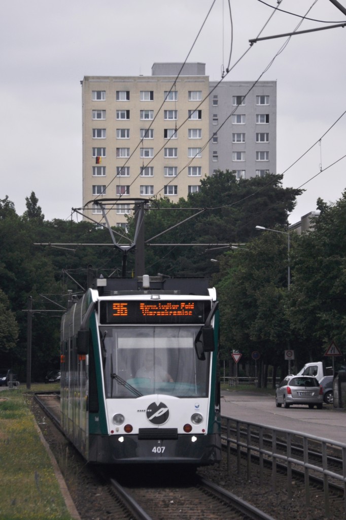 POTSDAM, 07.07.2014, Tramlinie 96 nach Bornstedter Feld/Viereckremise bei der Einfahrt in die Haltestelle Max-Born-Straße