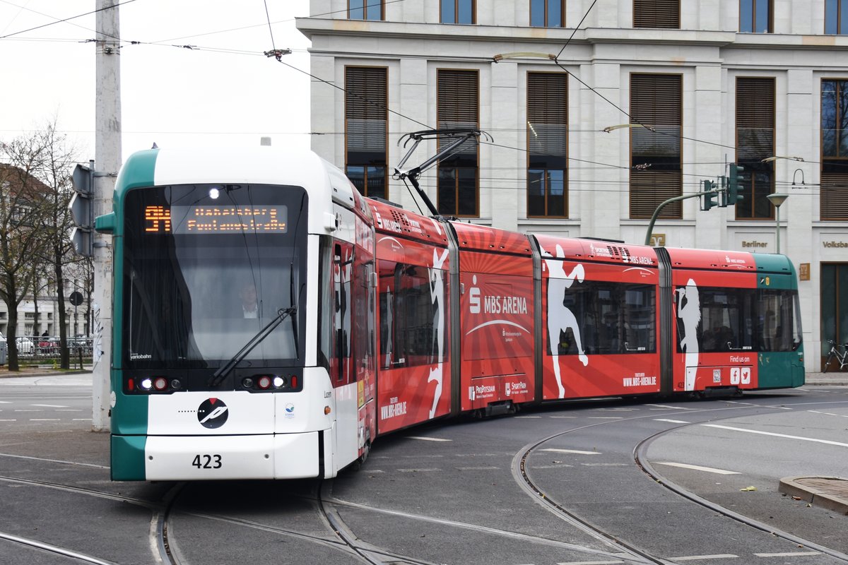 POTSDAM, 26.10.2017, Wagen 423 als Tramlinie 94 nach Babelsberg Fontanestraße bei der Einfahrt in die Haltestelle Platz der Einheit / Bildungsforum
