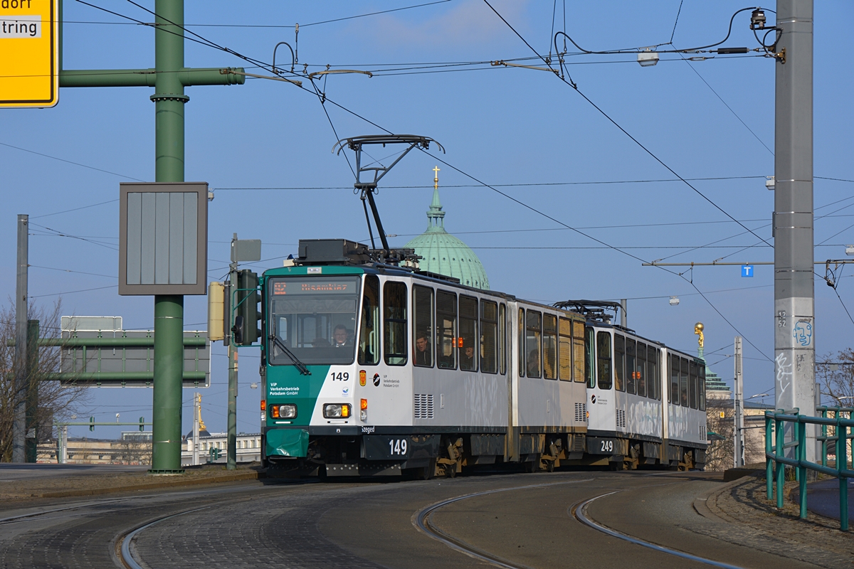 Potsdam, Heinrich-Mann-Allee. Tatra KT4DMC-Traktion (Wagen #149 + #249) zwischen den Haltestellen Lange Brücke und S Hauptbahnhof. Die Aufnahme stammt vom 15.02.2018. 