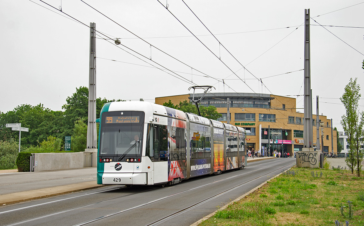 Potsdam Stadtler Variobhan 429 mit der Spielbank Potsdam Vollwerunb als Linie 99 auf der langen Brücke, 26.06.2015. 