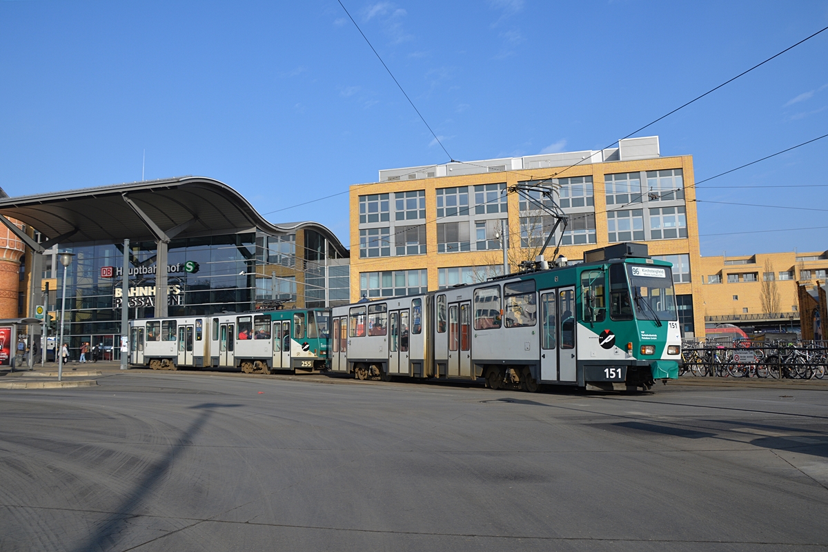 Potsdam, Tatra KT4DMC-Traktion (Wagen #151 und #255) verlässt die Haltestelle S Hauptbahnhof. Die Aufnahme stammt vom 15.02.2018. 