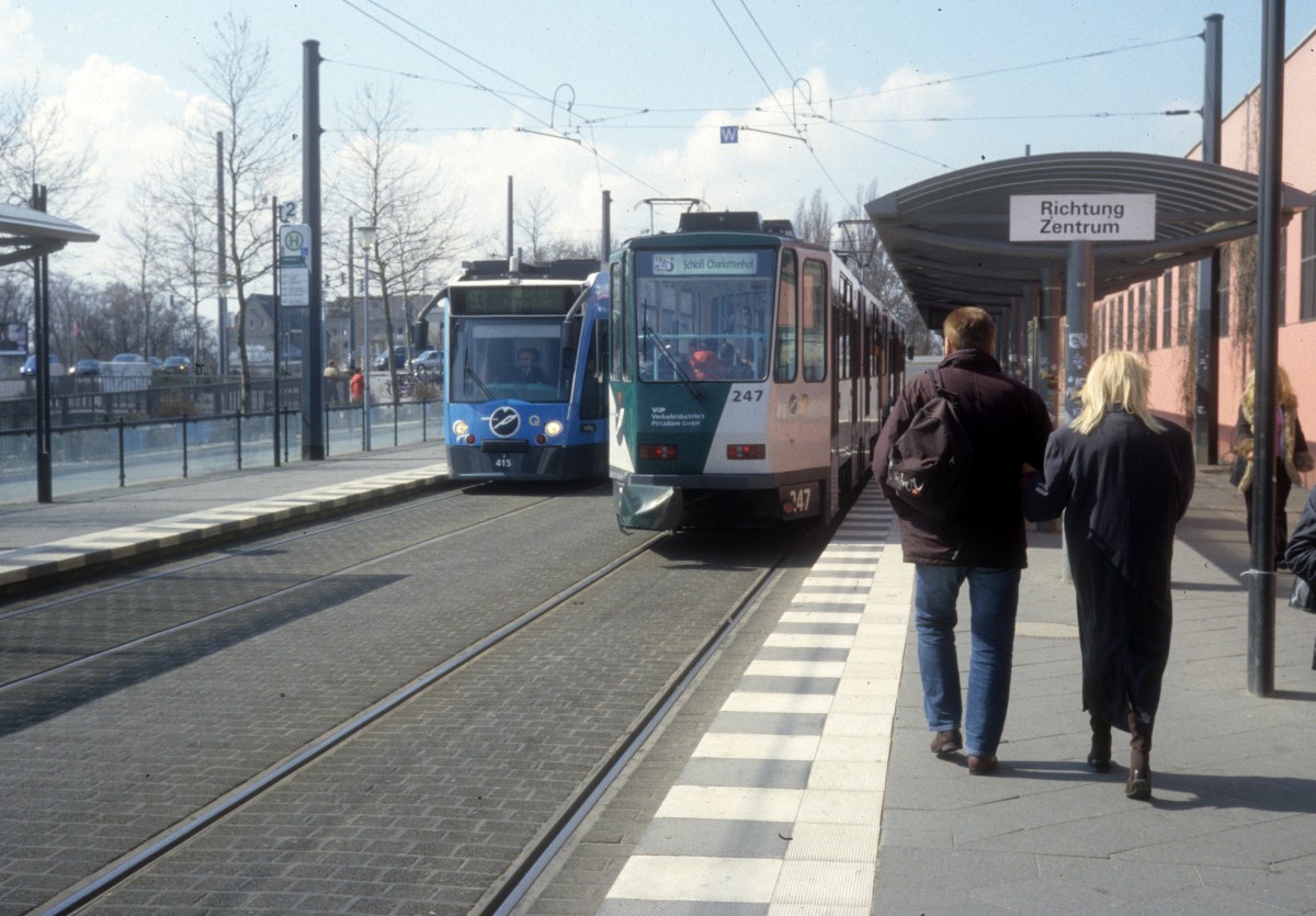 Potsdam VIP SL 93 (Combino 415) / SL 96 (KT4DC 247) Hauptbahnhof am 9. April 2006.