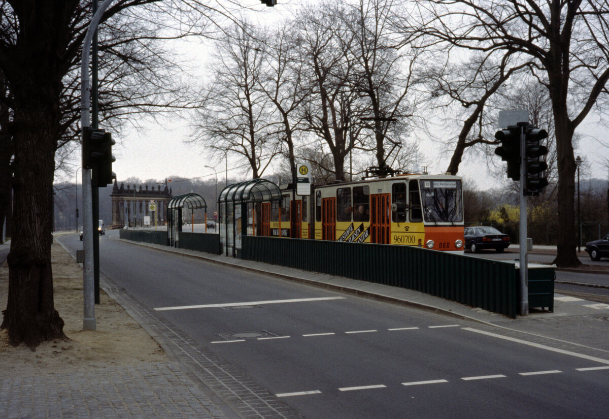 Potsdam VIP SL 93 (KT4D 060) Berliner Straße / Glienicker Brücke (Endstelle, Abfahrtshaltestelle) im April 1993. - Scan eines Diapositivs. Film: AGFA Agfachrome 200 RS. Kamera: Leica CL.