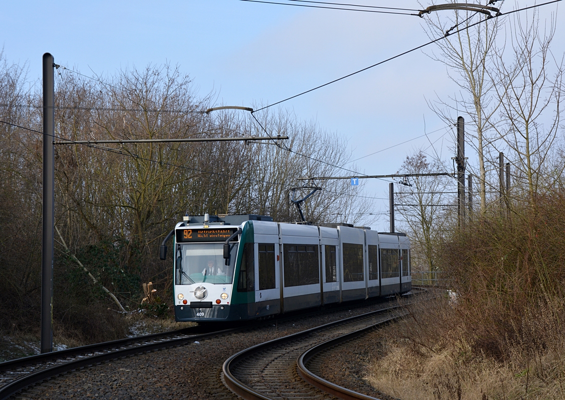 Potsdam, Wetzlarer Straße. Siemens Combino XL #409 fährt zu dem Betriebshof. Die Aufnahme stammt vom 15.02.2018. 