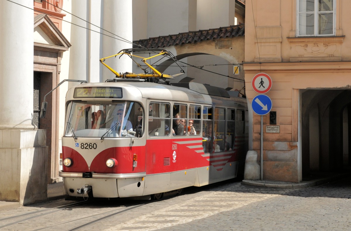 Pozor Tramwaj: Tatra T3R.PLF 8260 am 26.04.14 in der Letenská/Praha