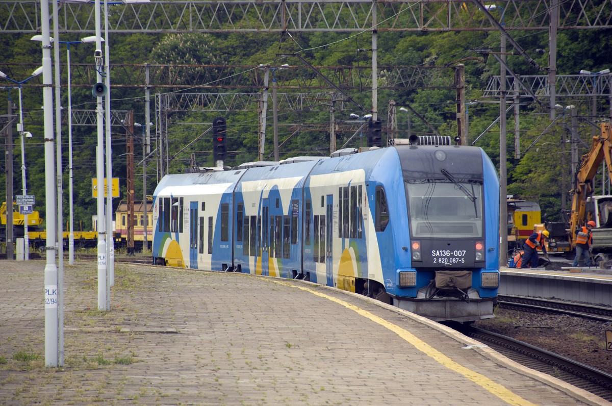 PR SA136-007von PESA Bydgoszcz im Sczcecin Główny (Stettin Hauptbahnhof) 24. Mai 2015.