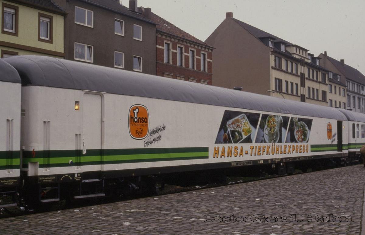 Präsentationswagen, heute würde man ihn als Showtrain bezeichnen, im unteren Bahnhof des HBF Osnabrück am 5.4.1988. Hansa Tiefkühlkost hatte u. a. diesen
Wagen im Zug: 518092-73005-1.
