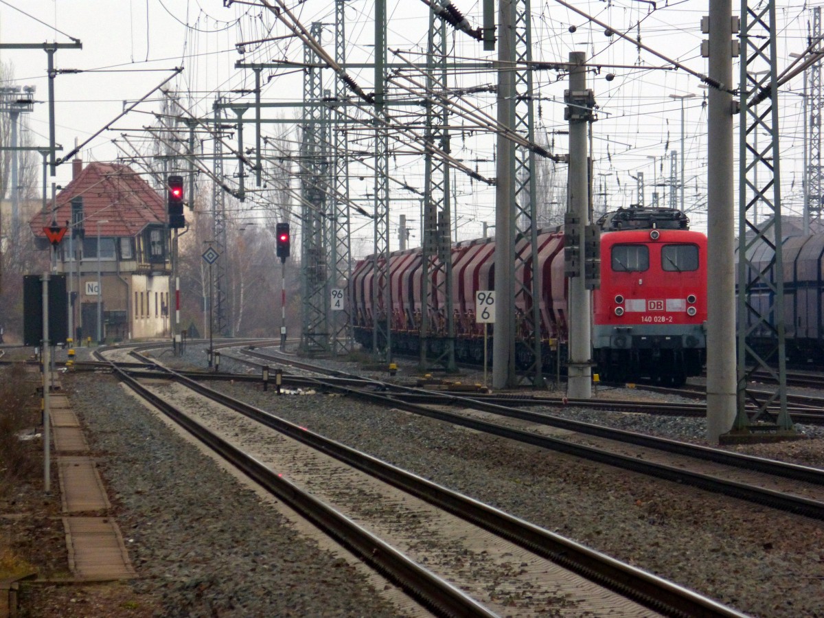 Przise geparkt zwischen zwei Masten die 140 028-2. Die Lichter dieser Baureihe stehen bildlich gesprochen auf Rot. Nordhausen 01.12.2013
