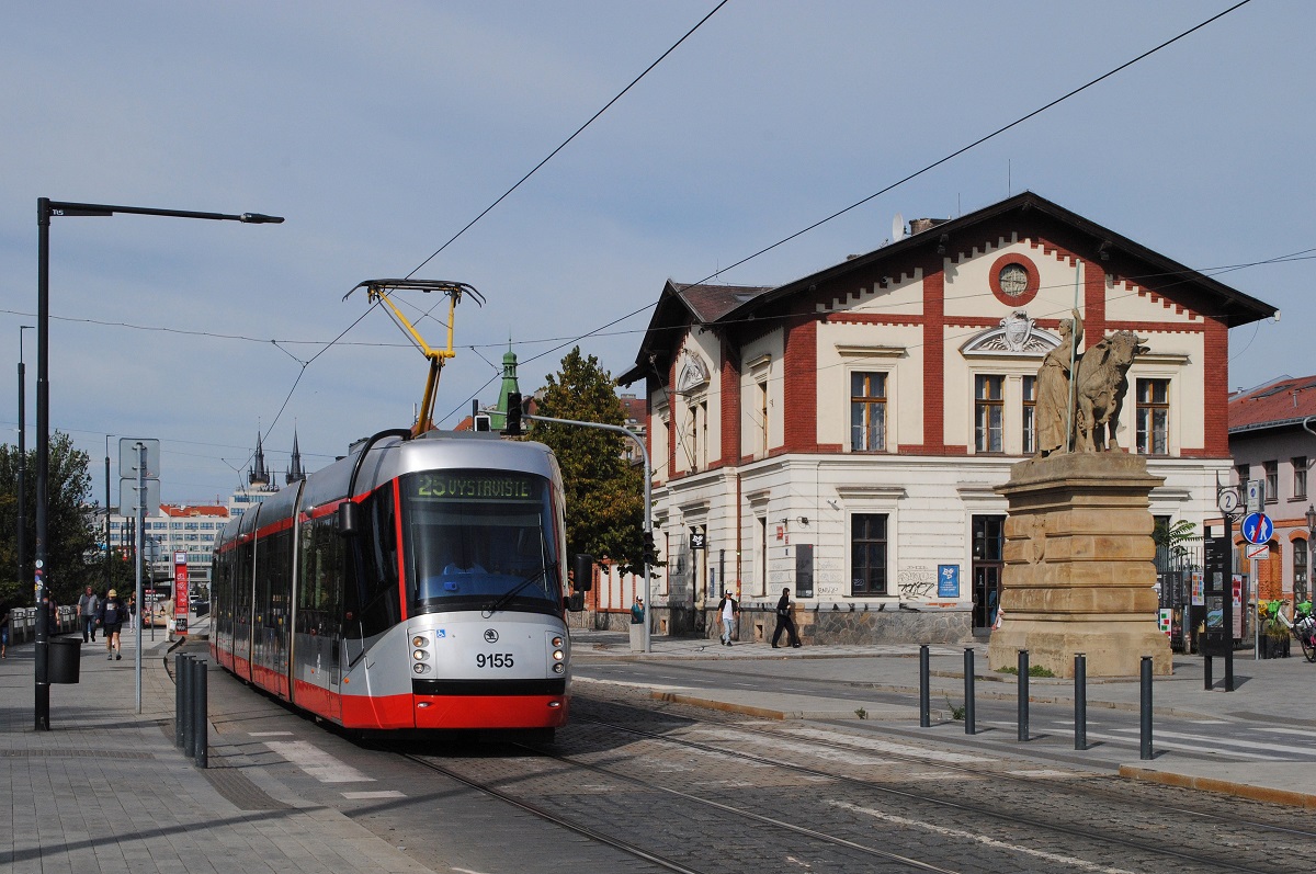 Prag: Der im  Kotas-Design  gehaltene Tw. 9155 der Linie 25 hat am Bubenske Nabrezi gerade die Haltestelle Holesovicka trznice hinter sich gelassen und f�hrt seiner Endstelle Vystaviste entgegen. (03.09.2026)