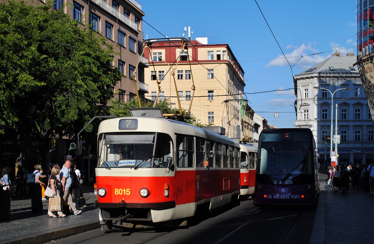 Prag: Ein vom Tw.8015 gef�hrtes Tandem der Type T3M2.DVC als Linie 7 nach Kotlarka an der Haltestelle Andel. (01.09.2026)