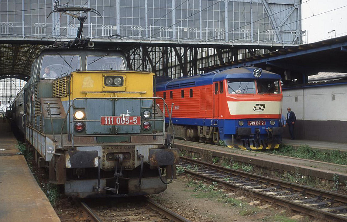 Prag Hauptbahnhof am 2.9.1995:
111005 und Bardotka 749182.