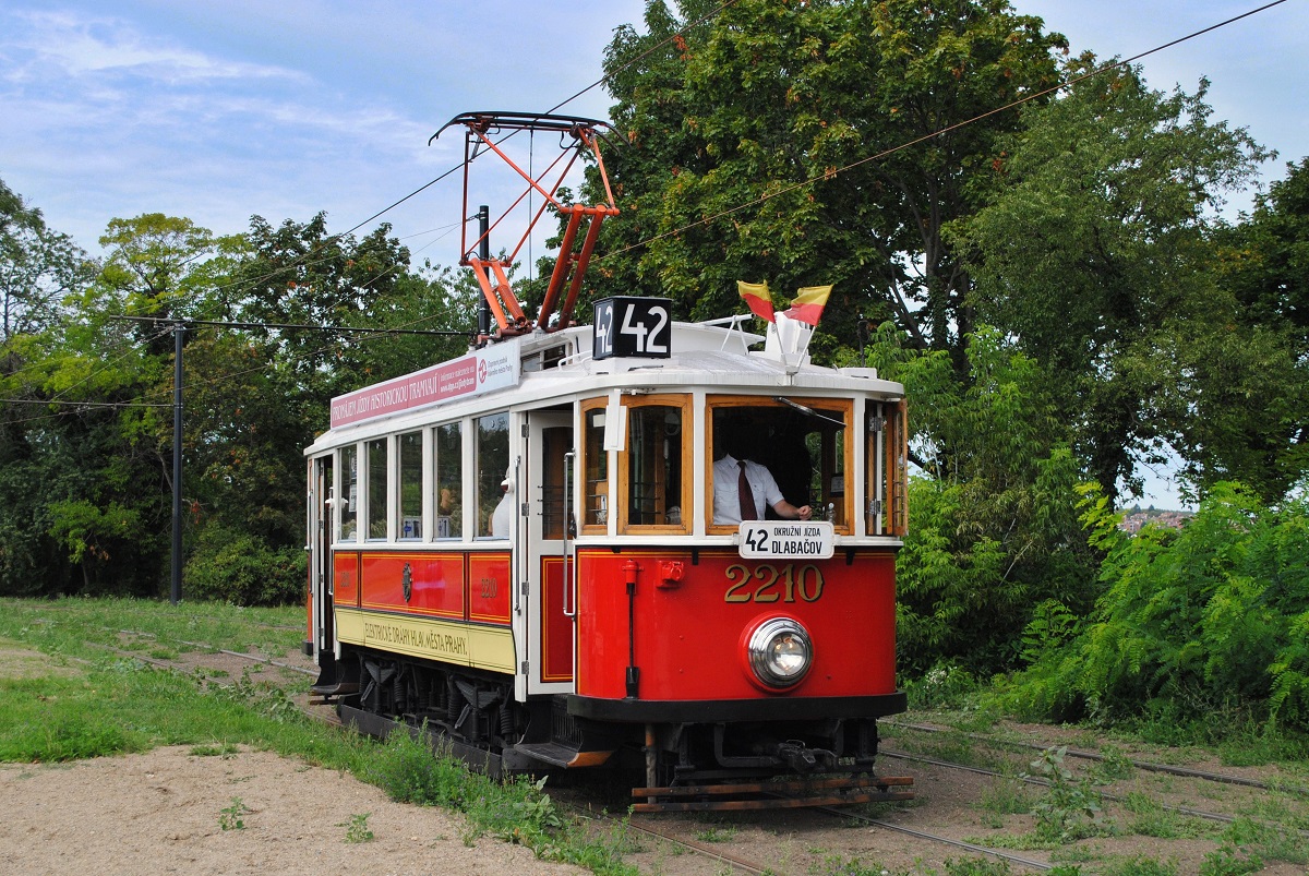 Prag: Historischer Triebwagen 2210 im Einsatz auf der Linie 42 zwischen den Haltestellen Brusnice und Prazsky hrad. (03.09.2026)