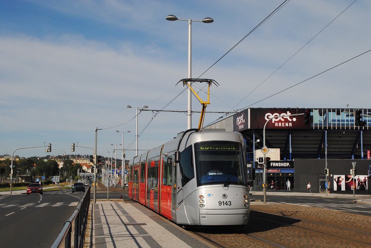 Prag: Noch im Porsche - Originaldesign ist der Tw.9143 unterwegs, als er die Haltestelle Sparta erreicht, im Hintergrund rechts die epet - Arena, das Heimstadion des AC - Sparta. (03.09.2026)
