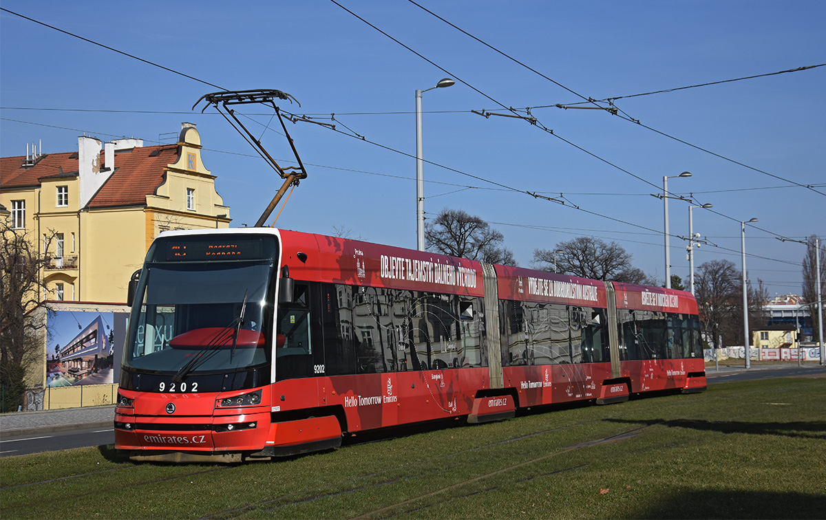 Prag Skoda 15T 9202 mit der Vollwerbung für die Fluglinie Emirates, ist hier als Linie 18 kurz vor der nächsten Hatestelle Hradčanská zu sehen, 16.03.2017. 