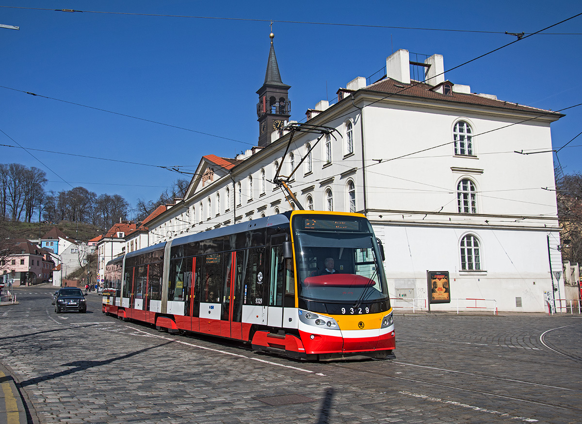Prag Skoda 15TA 9329 als Linie 22 in Malostranská, 16.03.2017. 