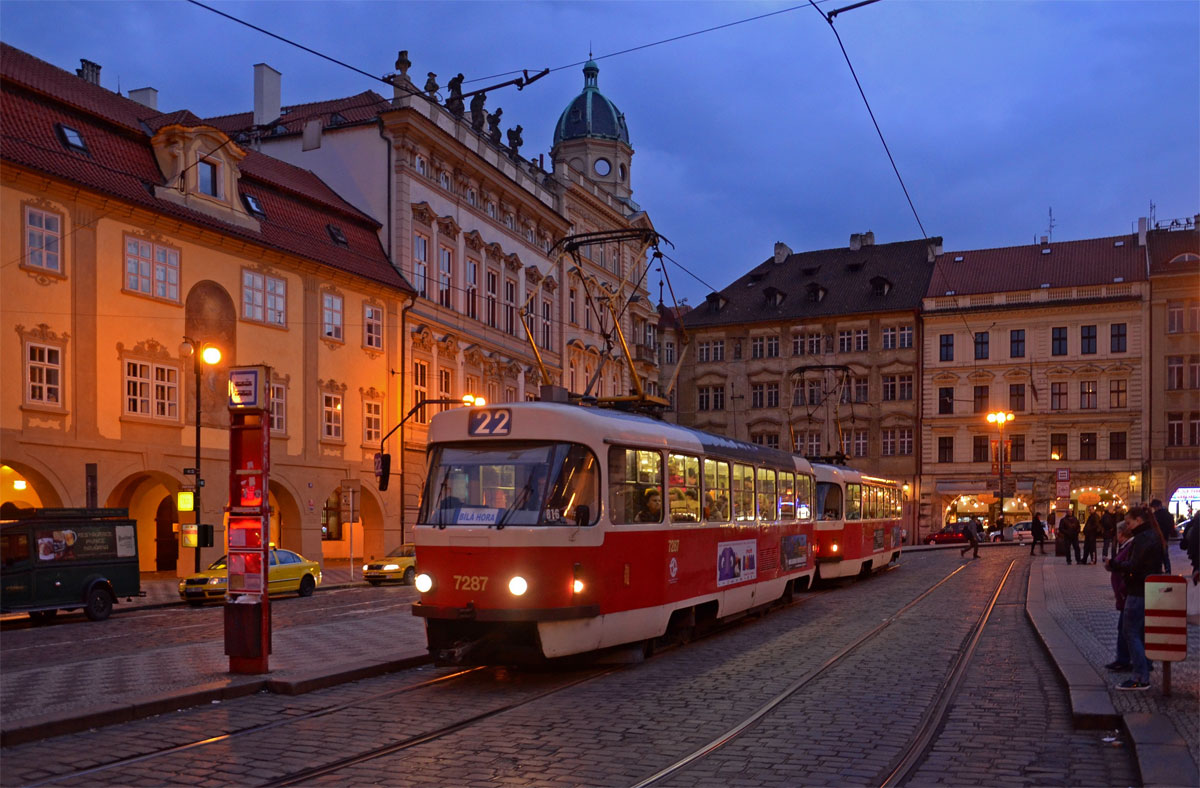Prag T3 7287 + 7123 als Linie 22, Malostranske Namesti, 28.03.2015