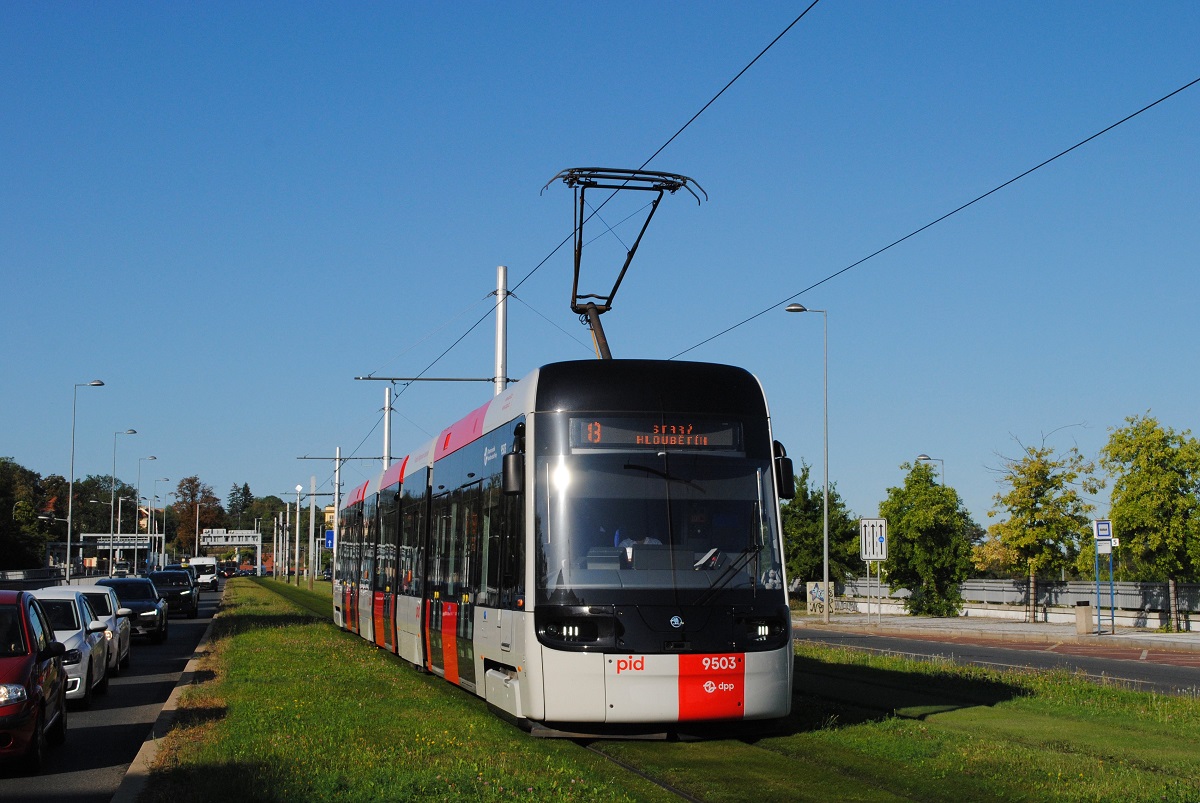 Prag: Tw.9503 der Linie 8 nach Stary Hloubetin f�hrt in der Trida Milady Horakove flott am morgendlichen Verkehrsstau vorbei und n�hert sich der Haltestelle Hradcanska. (03.09.2026)