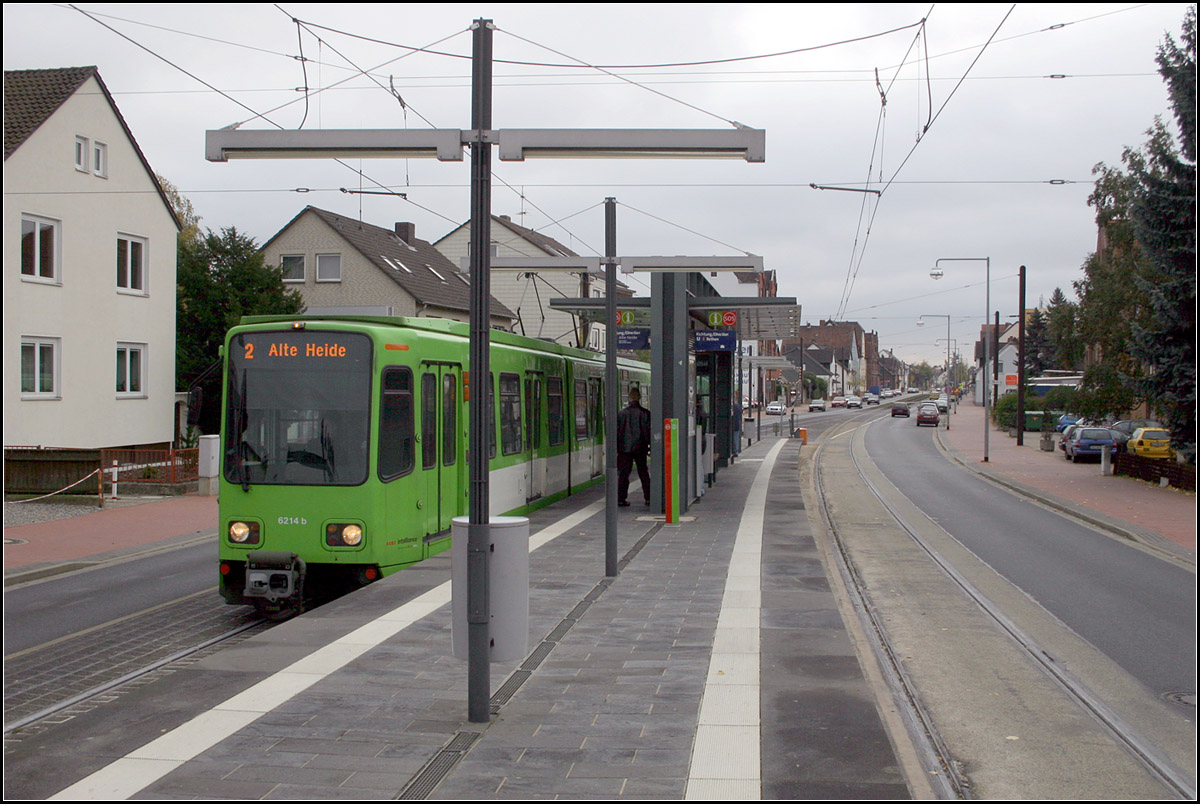Pragmatische Lösung -

Beim Ausbau der Ortsdurchfahrt des Laatzener Stadtteiles Grasdorf wurde für die Stadtbahnlinie 2 eine interessante Lösung gefunden. Zwischen den Haltestellen verkehrt die Bahn quasi eingleisig auf einer Gleisverschlingung auf eigenem Bahnkörper (im Hintergrund erkennbar) während die Gleise an den neuen Hochbahnsteigen in den Straßenfahrbahnen liegen. Im Bild die Haltestelle Laatzen/Stadtbad. 

02.11.2006 (M)