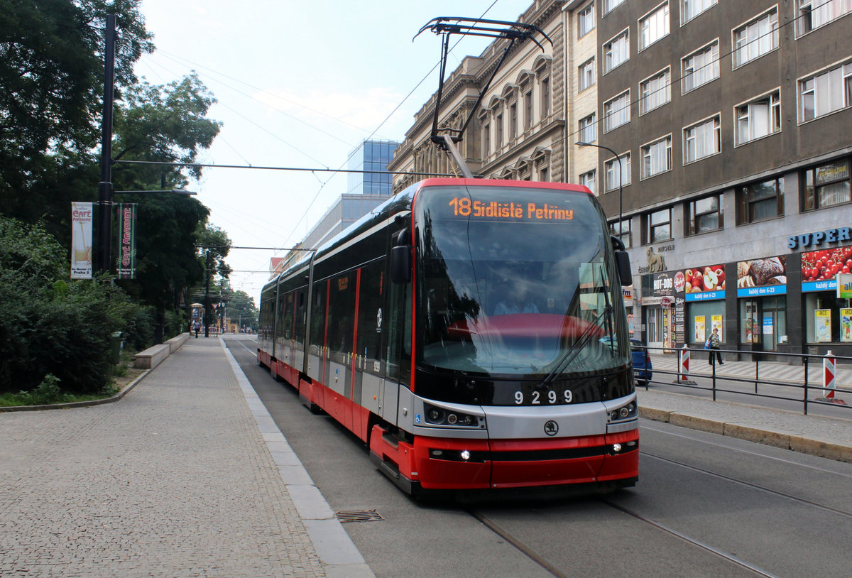 Praha / Prag SL 18 (Skoda 15T4 9299) Karlovo námestí am 23. Juli 2016.