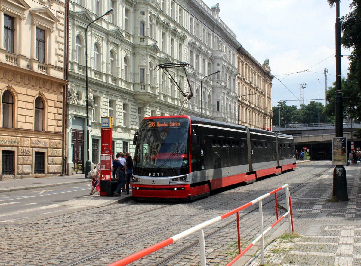 Praha / Prag SL 26 (Skoda 15T4 9311) Hlavní Nádrazí / Hauptbahnhof am 24. Juli 2016.