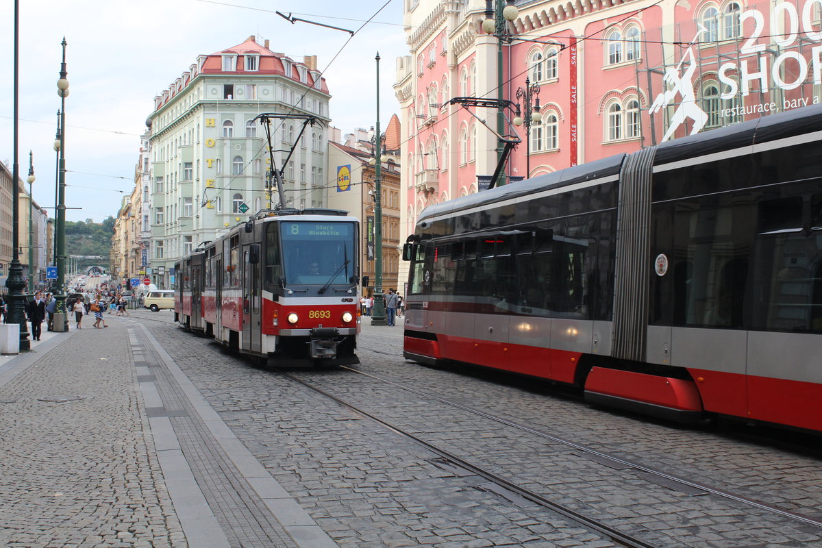 Praha / Prag SL 8 (Tatra T6A5 8693) Námestí Republiky (: Platz der Republik) am 21. Juli 2016.