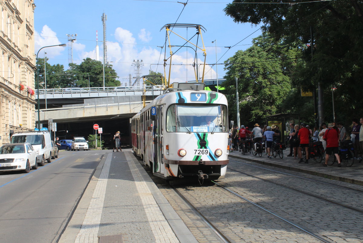 Praha / Prag SL 9 (Tatra T3 7269) Bolzanova ul. / Hlavní Nádrazí (: Hauptbahnhof) am 22. Juli 2016.