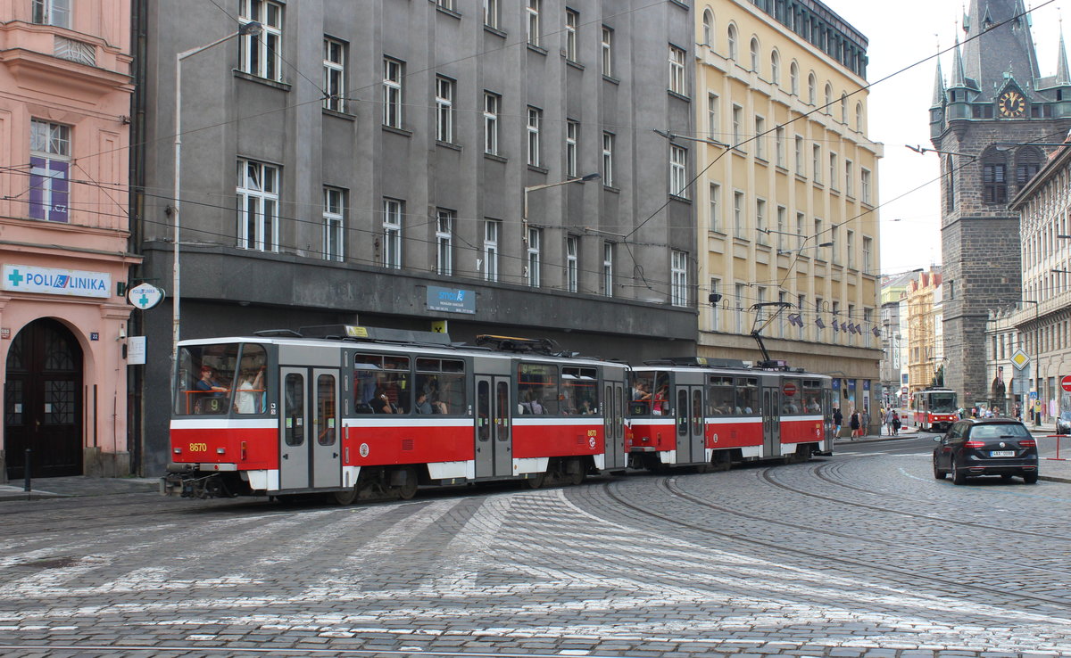 Praha / Prag SL 9 (Tatra T6A5 8670 + T6A5 ?) Senovázné Námestí am 24. Juli 2016.