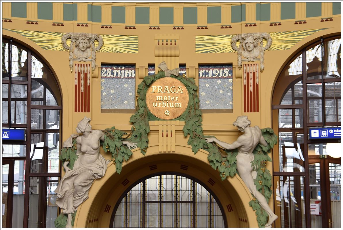 Praha hlavní nádraži. Die prachtvolle Bahnhofhalle in Prag wird leider nur von den wenigsten Reisenden beachtet. (06.04.2017