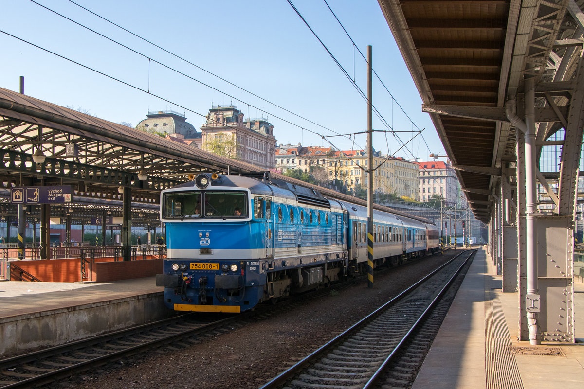 Praha hl.n. am 19. April 2019. Die Brille 754 008-1 wartet auf Abfahrt. 