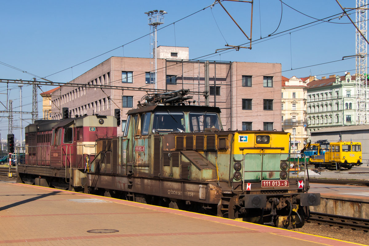 Praha hl.n. am 19. April 2019: Ein kurzer Lokzug hat 111 013-9 am Haken. 