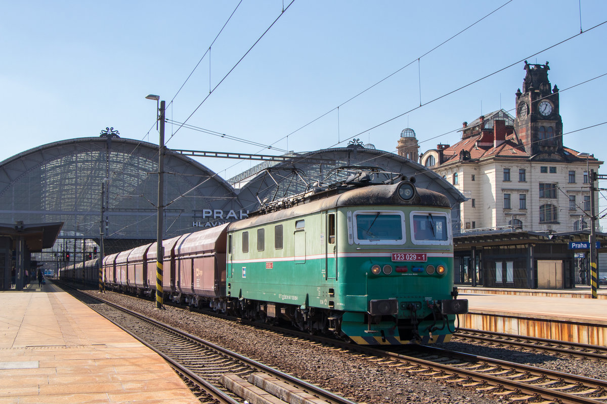 Praha hl.n. am 19. April 2019. Hin und wieder durchfährt auch ein Güterzug den Bahnhof. 123 029-1 war es an dem Tag. 