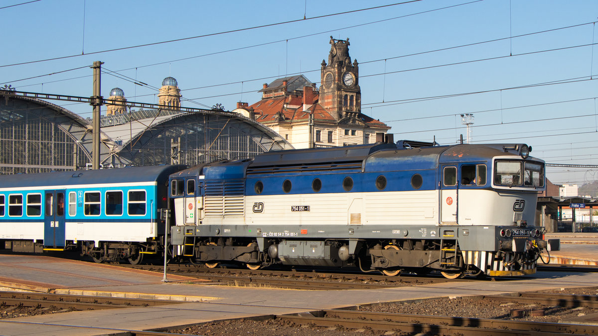 Praha hl.n. am 19. April 2019: Die Formschöne 754 051-1 erreicht gerade den Bahnhof. 