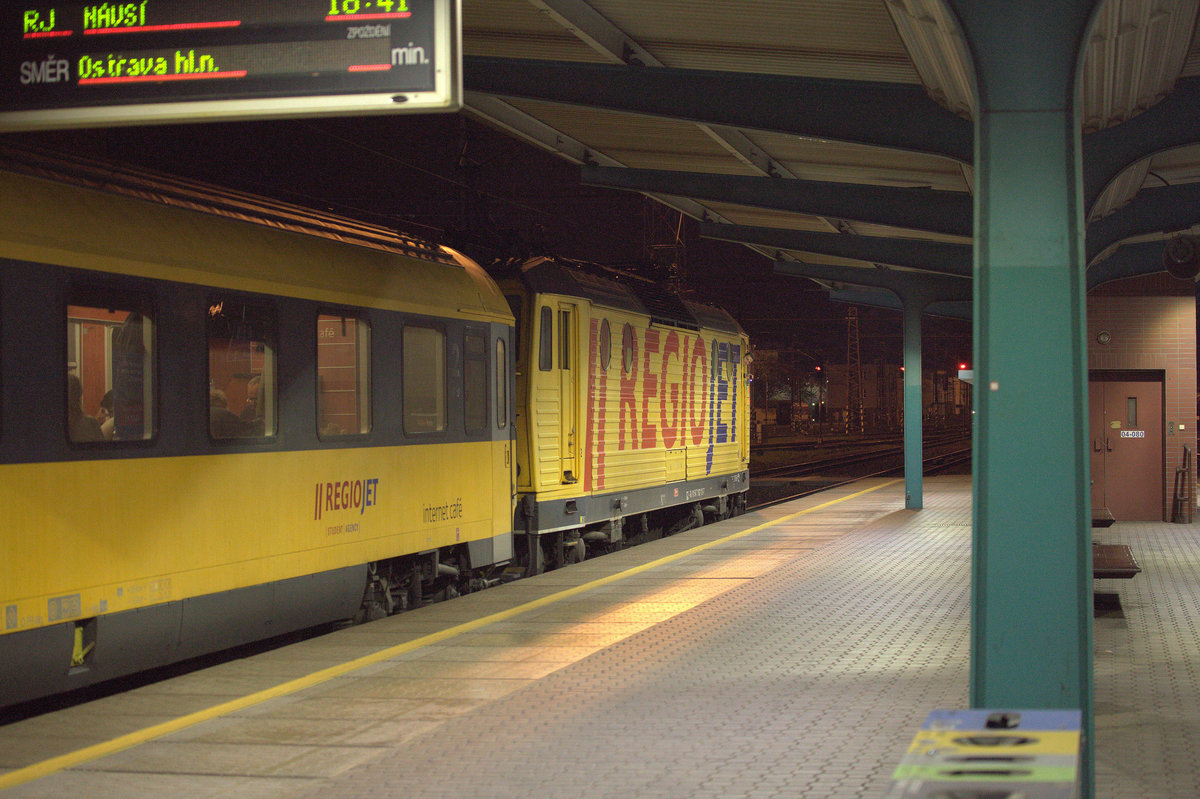 Praha hl.n. Verspätet in Prag Hbf. ankommend, war der Anschluß nach Pardubice gefährdert, zum Glück fallen  die Züges des Regio Jet wegen ihrer gelben Lackierung auf, so dass der Fotograf den richtigen Zug noch erreichte. 30.10.2019 18:36 Uhr.
Die Durchsagen im Bahnhof sind zwar verständlich, zweispachig, aber sehr ausführlich, so dass die optische Orientierung schneller  ist.