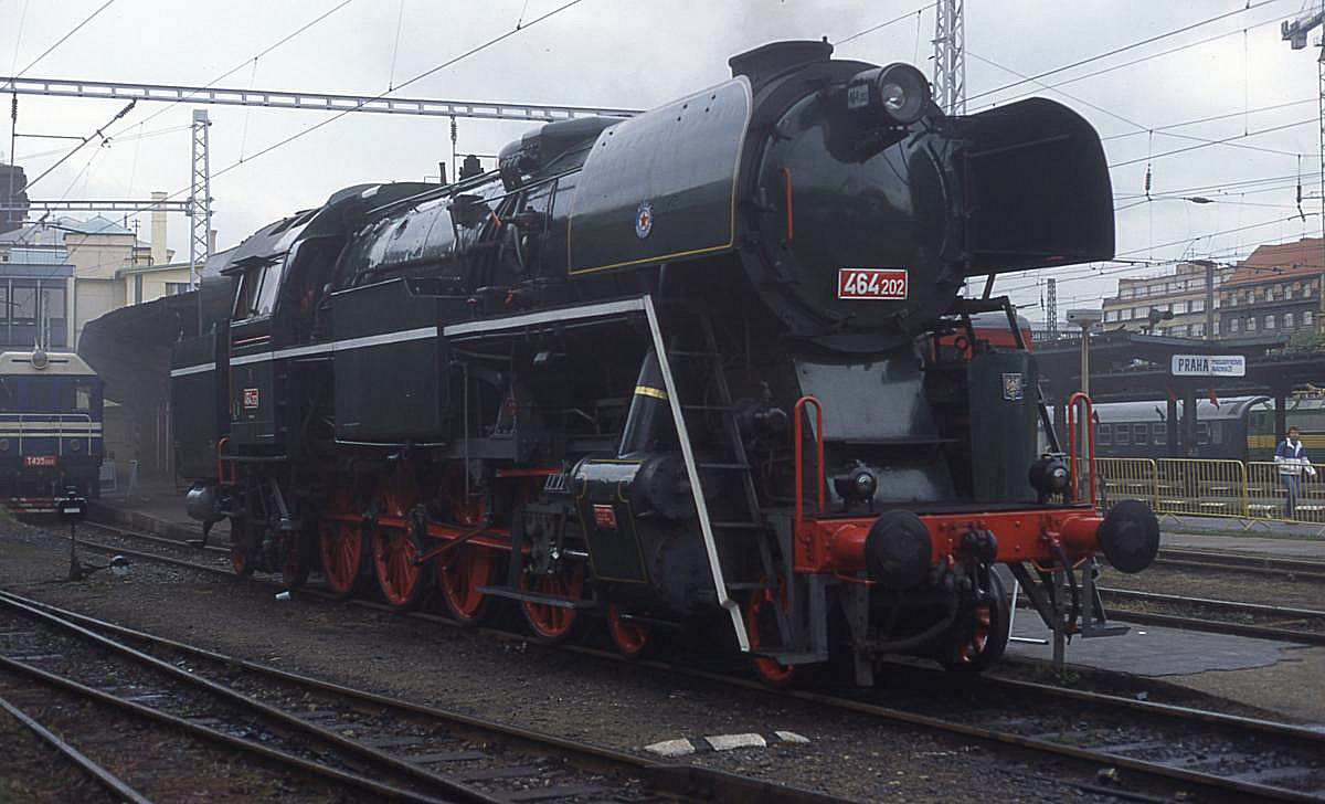 Praha Masarykovo Nadrazi am 2.9.1995: 464202 macht sich für Sonderzugfahrt bereit.