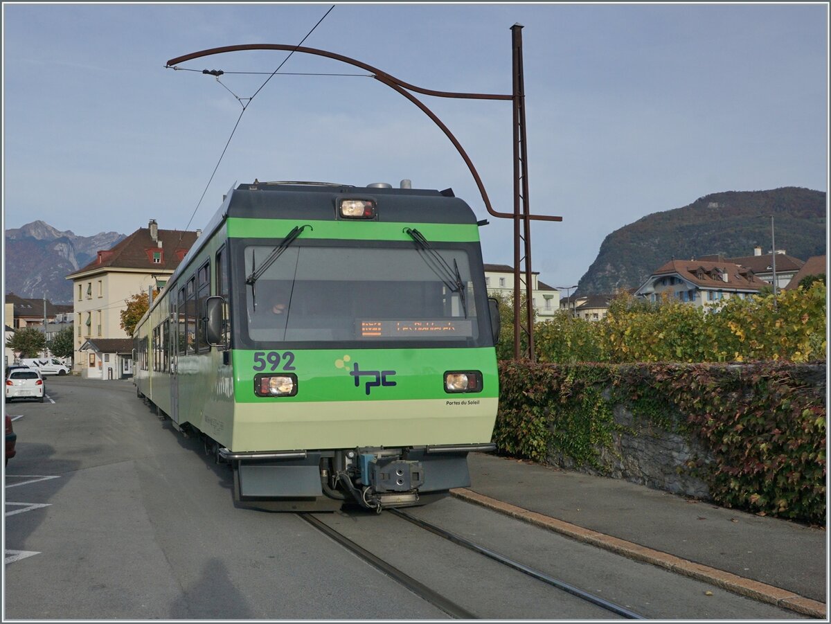 Praktisch an der selben Stelle ist im Herbst 2024 der TPC Beh 4/8 als R71 auf dem Weg von Aigle nach Les Diablerets. Damals standen noch die alten Fahrleitungsmasten und der Haltpunkt war bei dem kleinen Häuschen welches hinter dem Triebwagen zu sehen ist, wobei damals der Zustieg direkt vom Bürgersteig  in den Zug erfolgte. 

20. Oktober 2024
